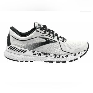 Women’s Brooks Adrenaline 21 leopard shoes. Shoes are very worn size 8.5.